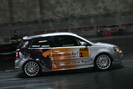 En publikumstur rundt på den nye indendørsbane i en Polo Cup racer.